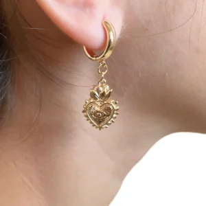 A-24-00004_2.webp Aretes con dije del Sagrado Corazón