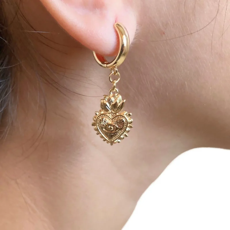 A-24-00004_2.webp Aretes con dije del Sagrado Corazón