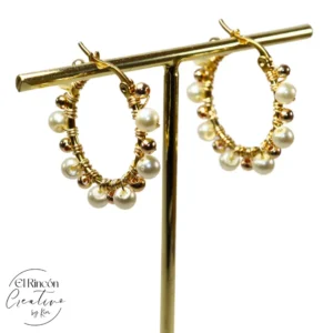 Arracadas bordadas con perlas y balines de chapa de oro