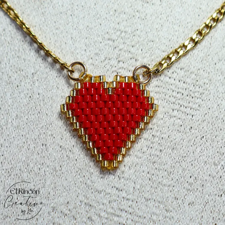 C-24-00007_3.webp Collar con dije de corazón bordado con Delica Miyuki