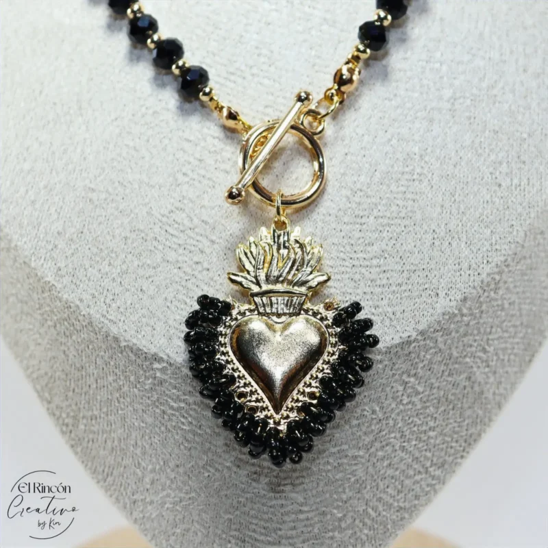 C-24-00008_2.webp Collar con dije del Sagrado Corazón