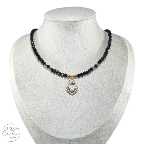C-24-00009.webp Collar con dije corazón ojo