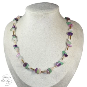 C-24-00011.webp Collar con chip de Piedras Naturales y componentes de chapa de oro