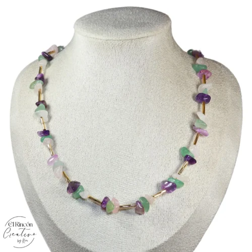 C-24-00011.webp Collar con chip de Piedras Naturales y componentes de chapa de oro