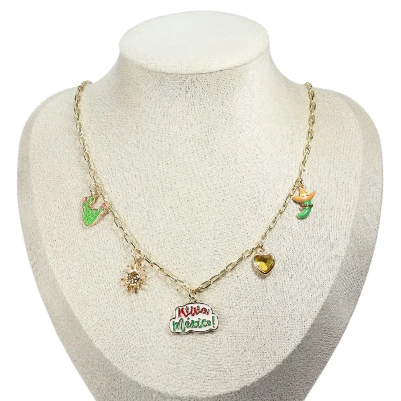C-24-00023.webp Collar con dijes patrios