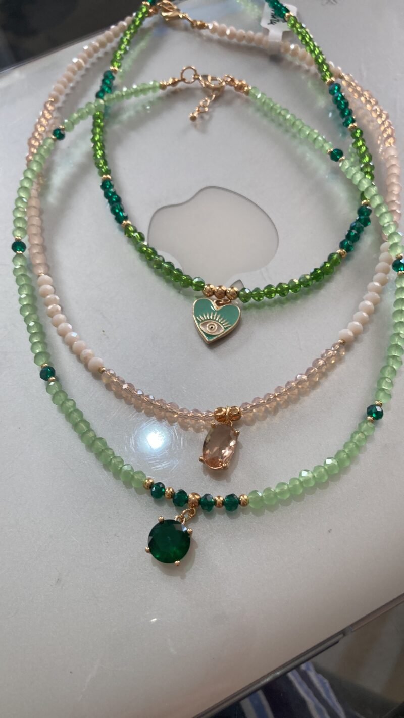 Collar de cristales multicolor con dije